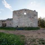 Risaliamo poi  alle pendici del lato opposto, l� dove si staglia masseria Citarella, stabile del XIX secolo. Si pensa ospitasse un insediamento di monaci prima e un seminario dopo 